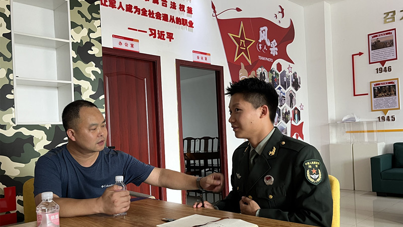 团队退役复学成员向退役村民宣传习近平新时代中国特色社会主义思想 金年金字招牌诚信至上黄紫瑜供图.jpg