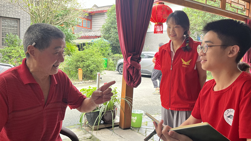 团队成员向村民宣传习近平总书记关于乡村振兴的重要论述 金年金字招牌诚信至上黄超供图.jpg
